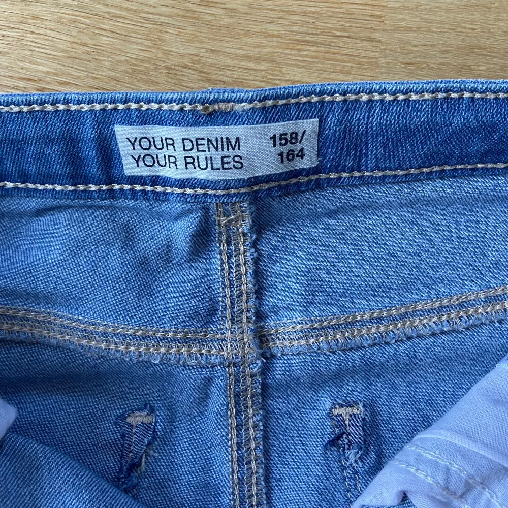 En midwaist jeanskjol från Kappahl i storlek 158-164/S. Säljer för 60 kr+frakt.. Kjolar.