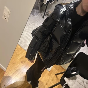 Tommy Hilfiger jacka - Skit snygg jacka i marinblå/svart använd förra vintern men ser ut som helt ny💞 Nypris:3500 Pris: 2000 (pris går att diskutera) Köp direkt för 2500