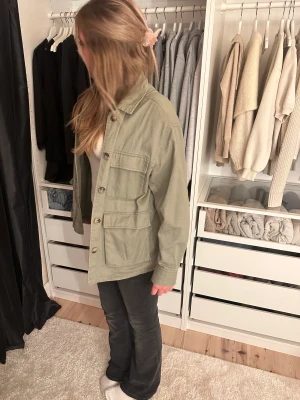 Grön jeansjacka/kappa - Säljer denna fina gröna jackan/kappan, storlek xs men lite Oversized, skriv om du har några frågor, möts upp i Sthlm eller fraktar🤍