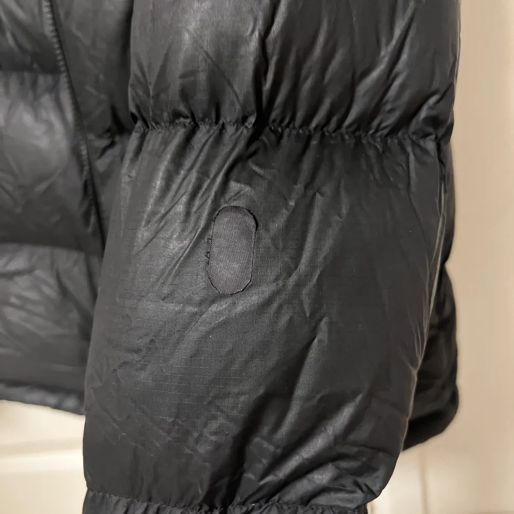 Säljer min super fina The North Face jacka som jag köpte förra året! Bra skick förutom ett litet hål som är täckt,syns knappt (se bild 3). Jackan är barnstolek L men är som Xs . Jackor.