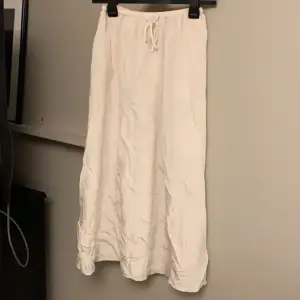 Säljer denna vita långa kjolen då den inte kommer till användning
