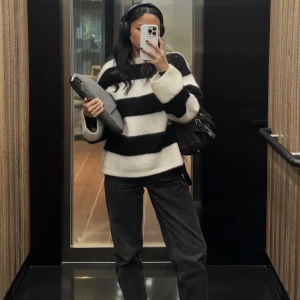 Stickad tröja - Superfin randig tröja i mohairmix🖤🤍🖤🤍 (ord.pris 699kr)