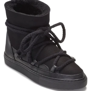 Inuikii - Säljer mina älskade inuikii skor då de tyvärr har blivit små för mig, jätte sköna samt varma och snygga nu till vintern. Använde bara under förra vintern så de är i mycket bra skick!