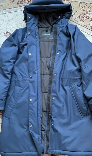 Peak performance Dam Jacka - Peak performance Dam parka stl M har vattenavvisande tyg och ger utmärkt skydd mot regn och kyla. Vadderad med ansvarsfullt producerat ankdun för extra skön värme med ett gott samvete. Jackan har quiltade detaljer, ribbstickade kanter och en huva som ger 