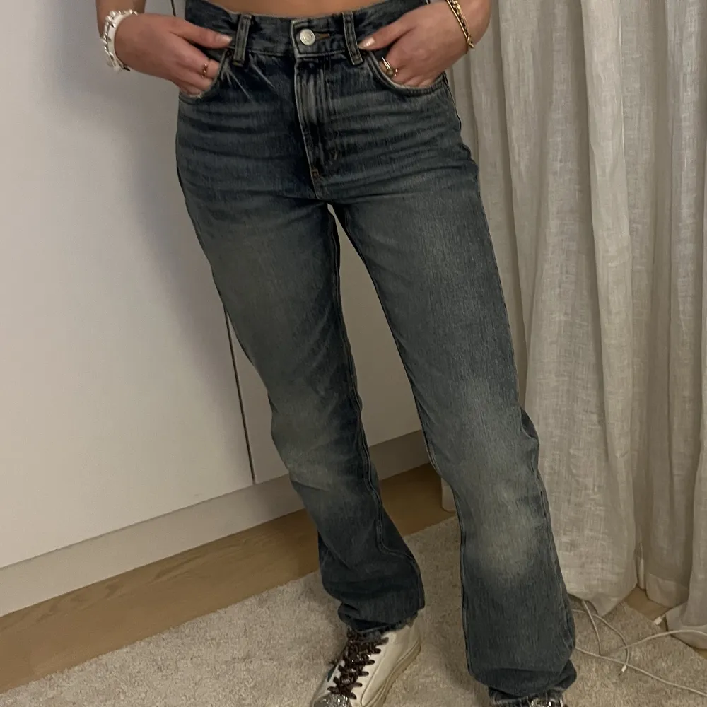 Oanvända jeans från Zara! Jättebekväma och bra längd (jag är 170) Skriv privat vid frågor💕  Pris går att förhandla . Jeans & Byxor.