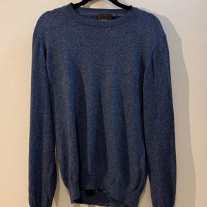 En skön stickad tröja i olika nyanser av blå från Oscar Jacobson, snygg nu till hösten och vinter och passar till allt. Storleken är runt 158-164 .Ny pris 1100 mitt pris 550