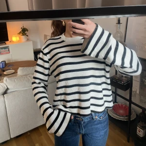 Randig stickad tröja - Tunn randig stickad tröja med vid ärm. Sparsamt använd, väldigt bra skick