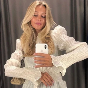 Blus & Other Stories - ( Publicerar igen då förra köparen hoppa av budgivningen ) Supersöt slutsåld blus från & Other Stories! Storlek 36. Säljer pga att den ej kommer till användning längre. Enbart använd vid fåtalet tillfällen och fortfarande i fint skick❤️Nypris 900kr