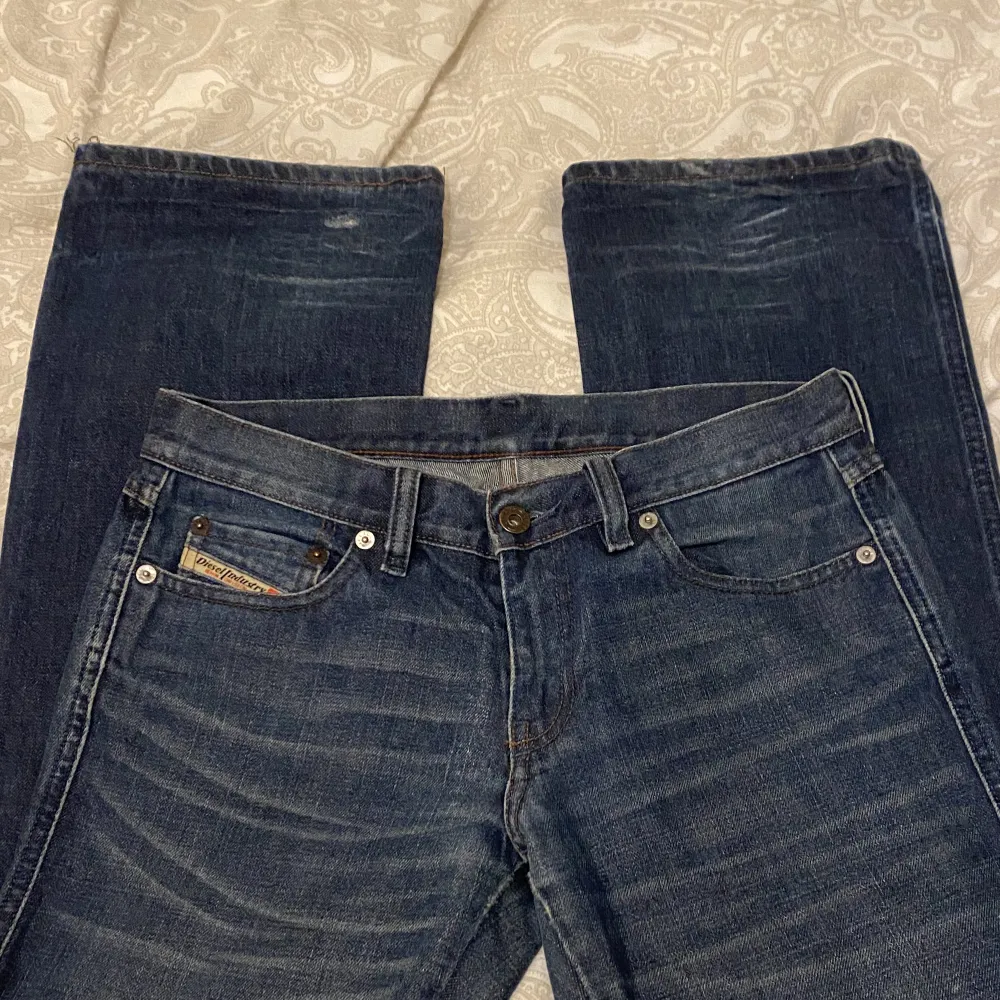 Perfekta Lågmidjade jeans med bootcutt. 84cm inerbens längd och 38cm i midjan🤩 säljer dem eftersom de är för långa på mig💕finns ingen lapp med storlek men skulle gissa på ungefär storlek W26/27 L34. Jeans & Byxor.
