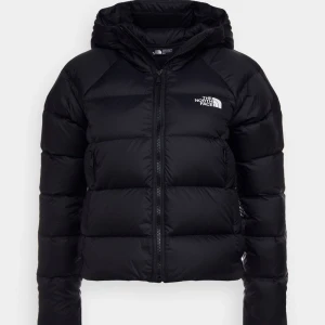 north face jacka - säljer nu min the north face jacka i storlek xs då den blivit lite för liten för mig tyvärr. Endast använd ett fåtal gånger så så gott som ny💞 Nypris 2600 (skriv för bilder vid intresse)