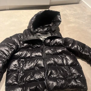 Colmar jacka - Colmar jacka i nyskick. Köpt för 4500. Storlek M men passar Xs-M Skriv privat för fler bilder