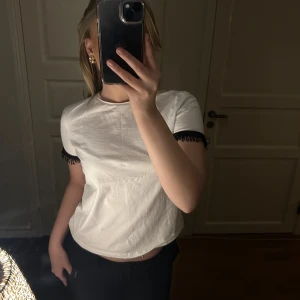 Zara tröja  - Fin t shirt från zara, knappt använd. Fin svart detalj vid ärmarna. Storlek S💋