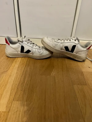 Veja Skor - säljer mina veja skor, eftersom de passar mig inte längre! de är i okej skick. priset kan alltid diskuteras.