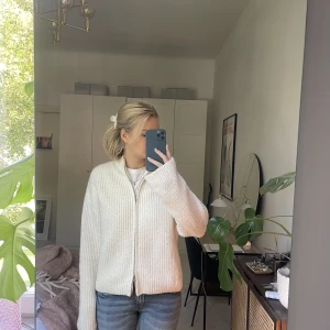 Stickad kofta - Säljer den här stickade koftan från Bikbok som är den perfekta koftan till hösten och vintern