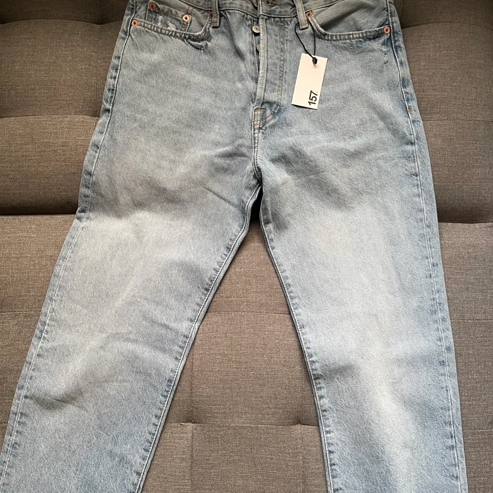 säljer mina ljusblå 157 jeans, eftersom jag kommer att använda de inte. de är i storlek 28”/32”. de är helt nytt, och de har fortfarande de ursprungliga etikett. nypriset är 400kr. modellet heter ”SEATTLE”.. Jeans & Byxor.