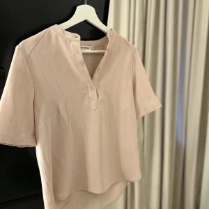 Rosa topp - Rosa tidlös top från Carin Wester. Strl 38. Använd men inget som syns. 