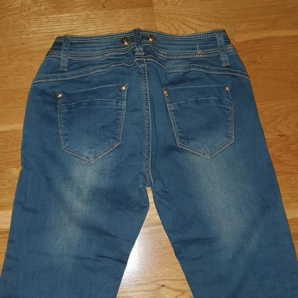 Oanvända jeans, står att det är storlek S men skulle nog passa någon med XS också eftersom den verkar vara liten i storleken 😊 jättefina rhinestones, jag skickar gärna fler bilder . Jeans & Byxor.