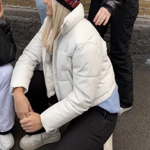 Puffer jacket  - Beige puffer jacket i skinn!🤍 lite kortare modell, supersnygg och sparsamt använd!