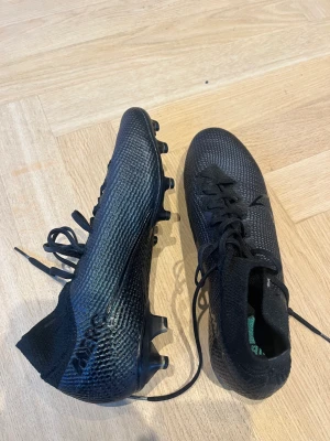 Fotbollsskor  - Nike mercurial fotbollsskor Storlek 40,5  Ett jättebra skick på skorna, använda kanske 2 gånger.