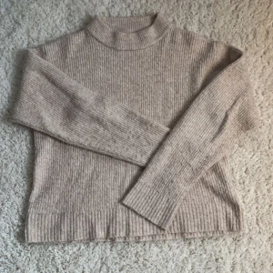 Stickad tröja - Jätte mysig och skön stickad tröja från zara! Fin färg och passar till allt!🩷