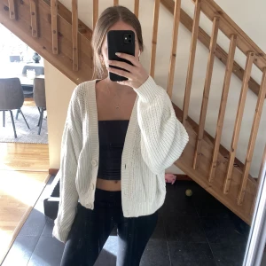 Kofta - Säljer denna koftan från HM då jag inte använder den längre. Använt ett fåtal gånger. Fint skick🫶🏼.