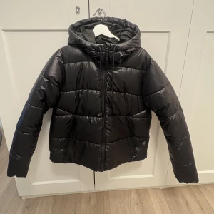 Vinter jacka  - Vinter jacka från H&M sportavdelningen. Storlek S
