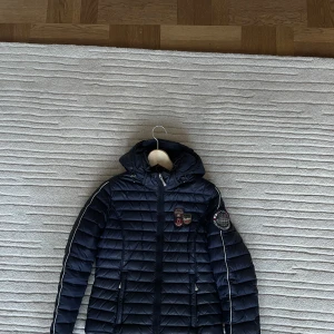 Napapijri - Snygg dunjacka/skidjacka av superbra kvalitet och i bra skick. Mycket varm men samtidigt tunn och bekväm. 