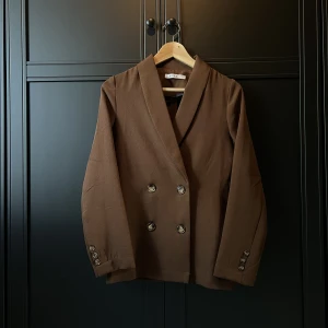 Brun kavaj - Storlek: 32 Pris: 250 kr ink frakt Material: 95% polyester 5% elastan  Skick: Inga anmärkningar 