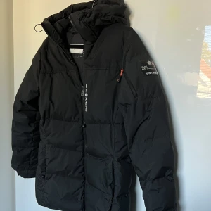 Sail racing jacka dam - Säljer min sail racing jacka som inte kommer till användning längre. Jackan är använd en vinter och är i väldigt bra skick. Strl. 38 men passa utmärkt mig som har 36! Ny pris ca 4000, mitt pris 1500. 