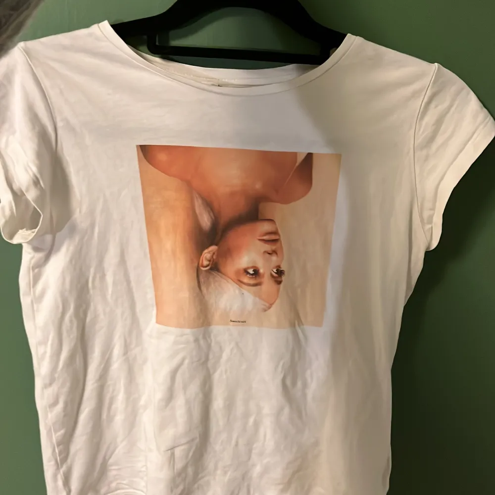 Bomulls t-shirt med en bild på ariana grande på💗Väldigt bra skick! Storlek 146-152. Bekväm och skön😊. T-shirts.