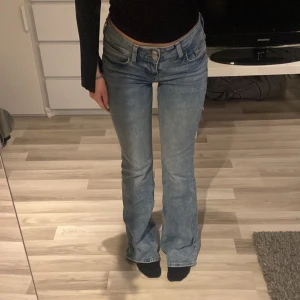 Lågmidjade jeans - Lågmidjade jeans ifrån hm, den har två knappar och broderi på fickorna i bak. Bra skick.