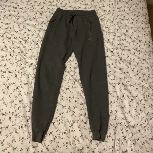 Nike Grå Mjukisbyxor (L) - Gråa Nike mjukisbyxor Storlek L Bra kondition