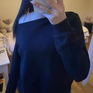 Svart sweatshirt  - Säljer min svarta sweatshirt. Den är köpt på zalando och är i strl S.