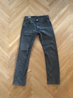 Levi’s 501or - Mörkgråa levis passar till allt, knappt använda 10/10 skick. Hör av er!