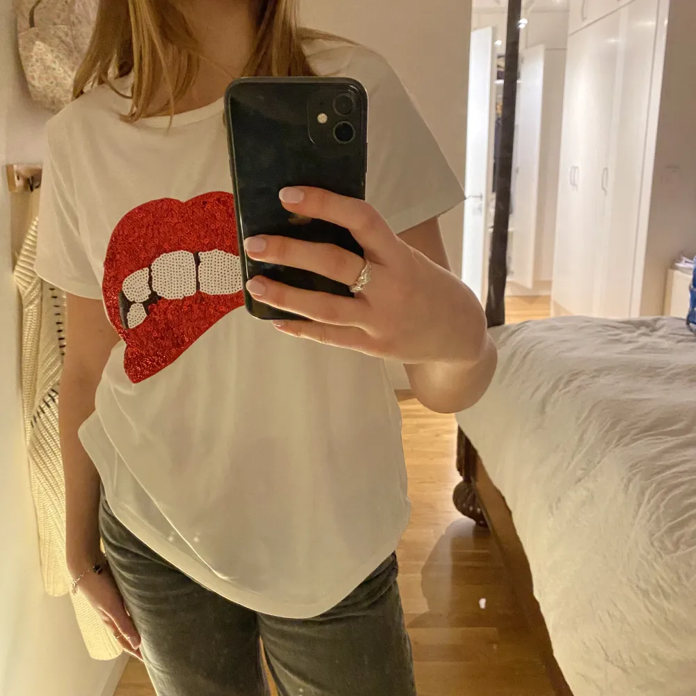 Skitsnygg Tshirt 🫦 Lite använd men bra skick ! . T-shirts.