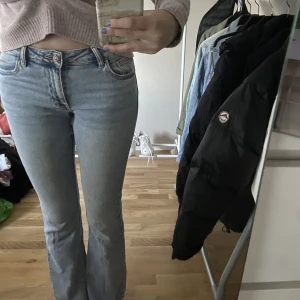 Midwaist jeans - Superfina midwaisted jeans ifrån denim pimkie !💛Dessa är för någon som är bra på att sy, då jag skulle göra dos low waist men inte tog tag i att sy så det finns ett hål men går lätt att bara sy ihop som förut därav priset! Skriv för mer bilder och frågor🫶🏻