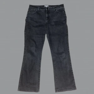 Straight/Bootcut jeans - Sjukt snygga jeans som är för stora i midjan för mig 🙁 kontakta mig gärna privat 🤝 finns inga tydliga mått på plagget…