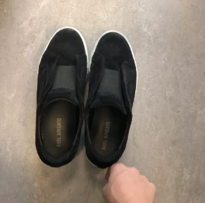 Arigato skor laceless  - Skit snygga, inte alls creasade bara lite smutsig sula men får att tvätta(skicket är 8/10), hör av dig om övriga fråger