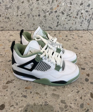 Jordan 4 Seafoam❤️ - Köpt på Merchsweden, Ny skick, använt en gång . Storlek 37,5 köpt för 4 tusen
