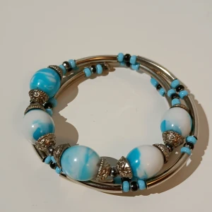 Blått armband med stenar  - Blått armband med stenar! 