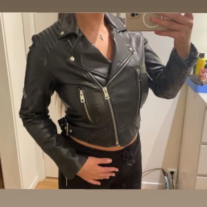 Svart skinnjacka  - Säljer min fina skinnjacka som är köpt i en butik i Spanien 2022. Säljer för den kommer inte till användning. Den är på bästa sick då jag har använt den få par gånger. Storlek M men passar S lika bra! 