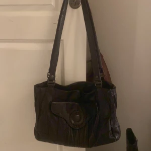 Väska - En svart väska som är köpt i Spanien. Har liknande väskor därför säljer jag den. I mycket bra skick. Jag köpte den för 350kr