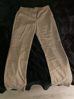Beiga kostymbyxor  - Beiga slim fitting kostymbyxor med linne liknande material från H&M. Aldrig använda då de blev försmå. 
