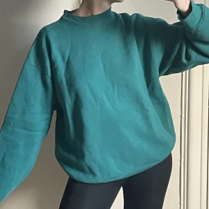 Vintage sweatshirt - I en fint teal färg! Jag på bild är 171/XS. 