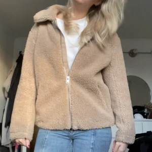 Teddyjacka - Säljer min så fina teddyjacka som är perfekt nu till hösten då den inte kommer till användning💕jättefint skick!