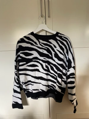 Stickad tröja Zebra - Bra skick, sparsamt använd! Stickad tröja från Gina Tricot. 