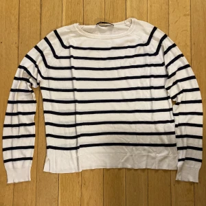 Randig tröja - Säljer en randig finstickad tröja från Zara!!🤩