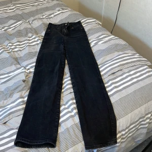 svarta jeans - sköna och jätte fina