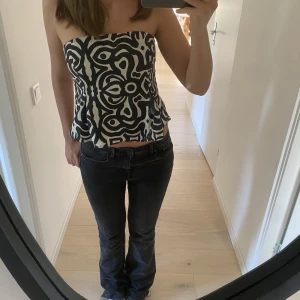 Topp - En fin topp från zara i storlek M (den är liten i storleken). Säljs för 200kr. Köparen står för frakten 💞💞