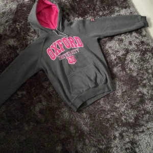 Collage hoodie - Skick 8/10 inga defekter